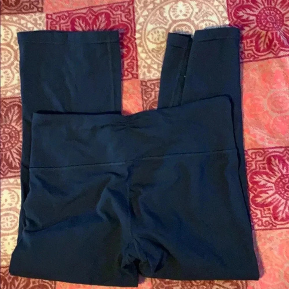 Lululemon gather & crow  crops - Picture 6 of 8